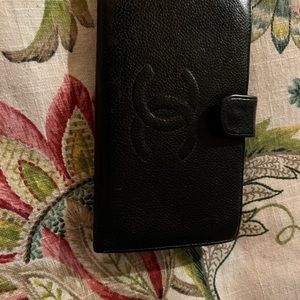 Authentic CHANEL caviar kisslock leather wallet